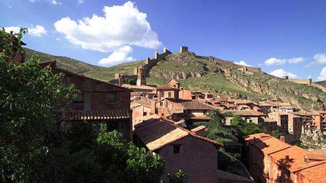 Castillo Alcazaba de Albarracín y la muralla.