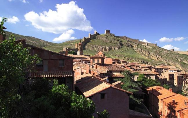 Castillo Alcazaba de Albarracín y la muralla.