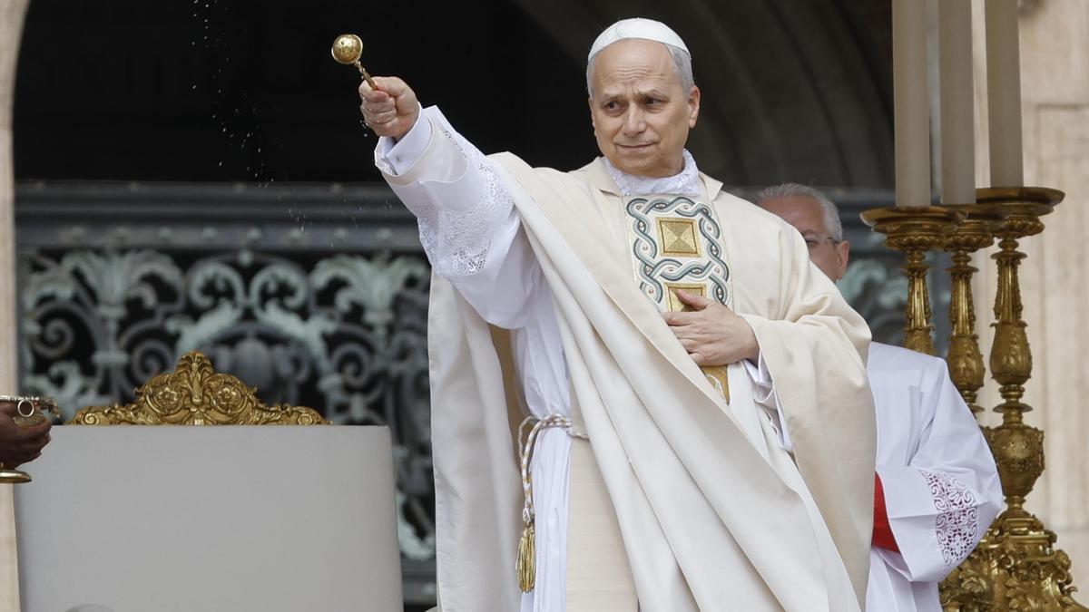El Papa León XIV saluda a sus fieles.