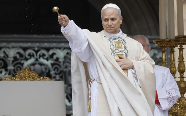 El Papa León XIV saluda a sus fieles.