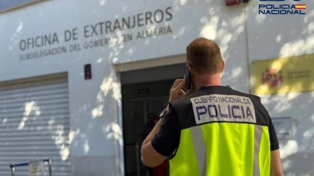 Agente de la Policía Nacional en la Oficina de Extranjeros en Almería