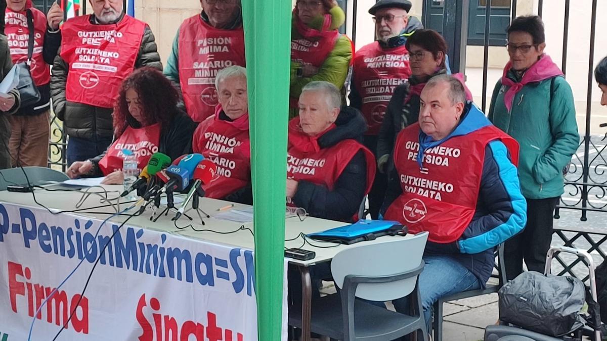 Pensionistas vascos recogen 95.000 firmas de apoyo a la ILP para complementar pensiones mínimas y equipararlas con SMI
