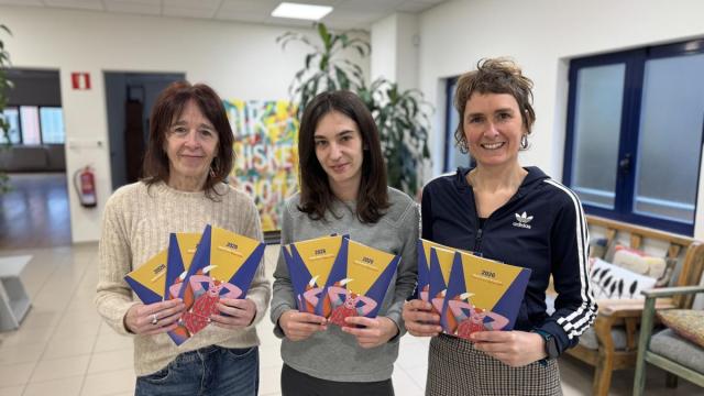 Las técnicas Esther Lizaralde (primera) y Amets Beltrán de Guevara (tercera) y la concejala Eva Abuin muestran el folleto que recoge la programación hasta junio.