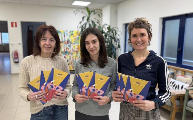 Las técnicas Esther Lizaralde (primera) y Amets Beltrán de Guevara (tercera) y la concejala Eva Abuin muestran el folleto que recoge la programación hasta junio.