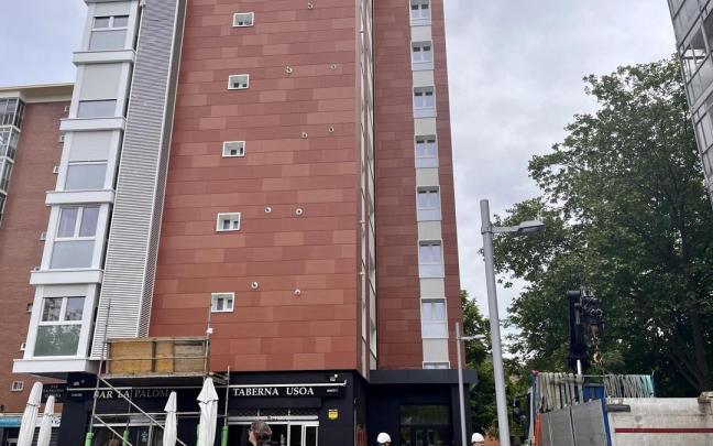 Martxoaren 3ko horma irudia instalatzeko lanak hasi dituzte Gasteizen.