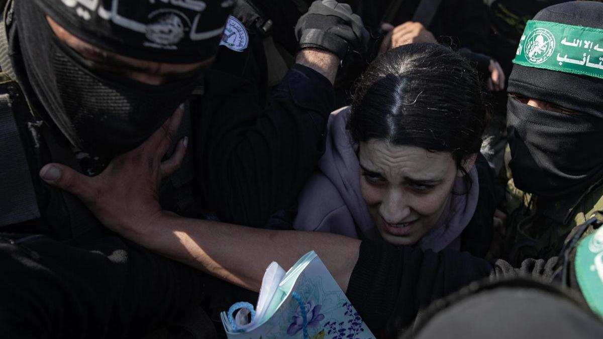 El momento de la liberación de la rehén Arbel Yehud.