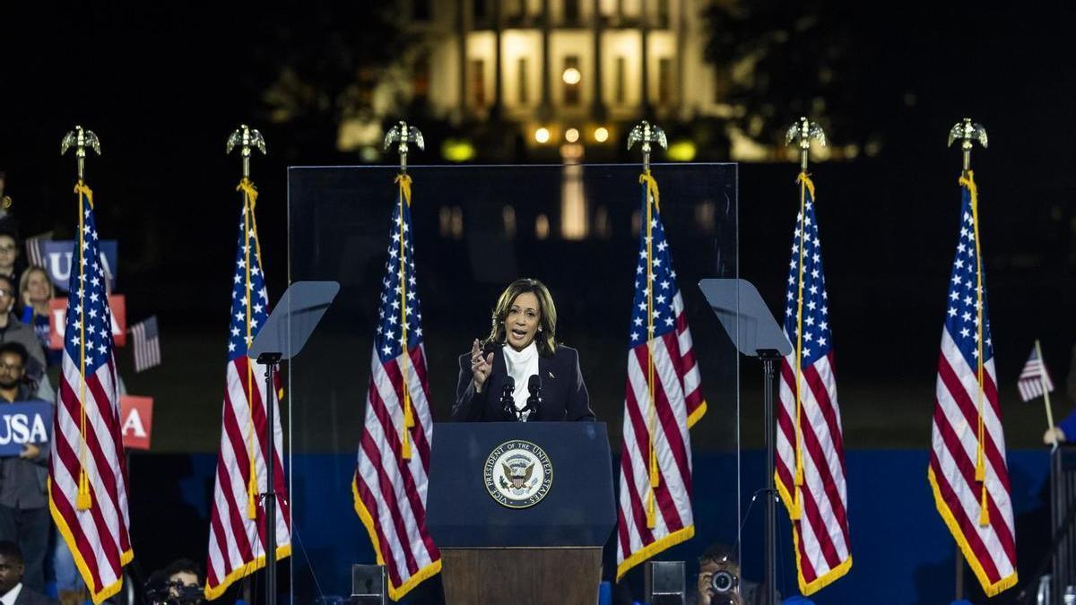 Kamala Harris en un acto de campaña en los jardines de la Casa Blanca.