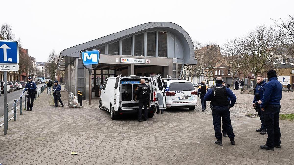 Policías belgas en el exterior de la estación de metro de Clemenceau.