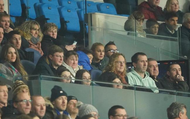 Amaya Zabarte, su marido, Joseba Jovoa, y su hijo Aingeru, esta noche en la segunda fila del palco de Anoeta. / RUBEN PLAZA