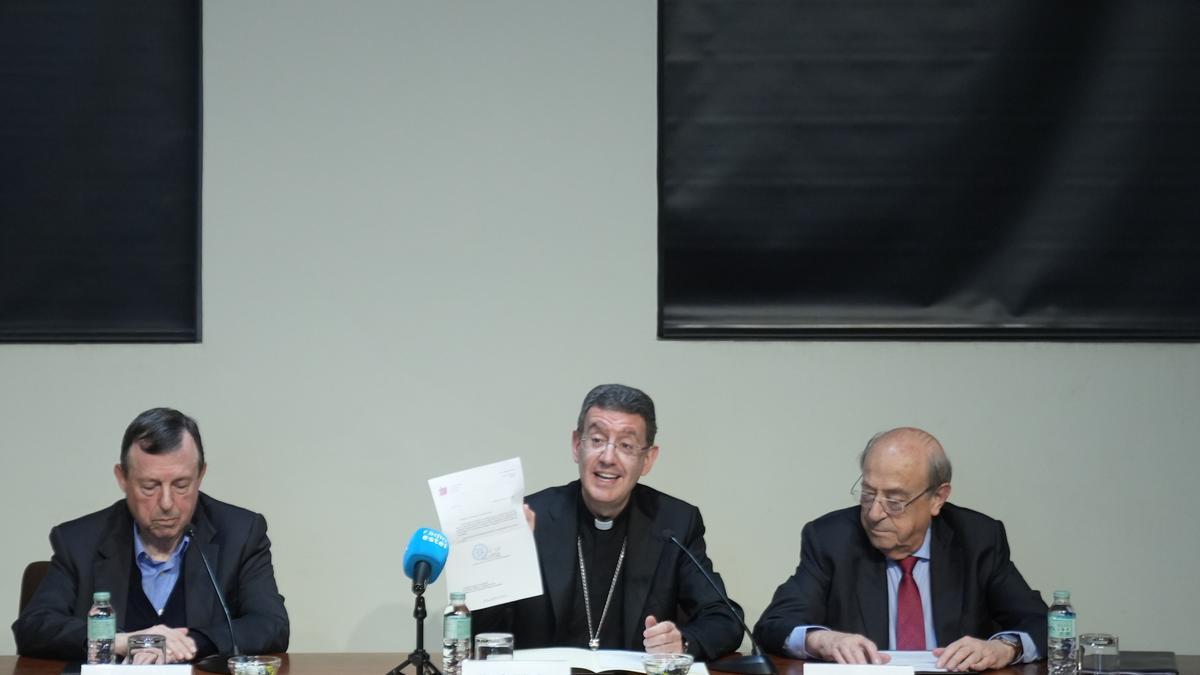 El miembro de la comisión organizadora de la visita del Papa, Padre Enric Puig, el obispo auxiliar de Barcelona, David Abadías, y el presidente delegado de la Junta Constructora del Templo de la Sagrada Familia, Esteve Camps.