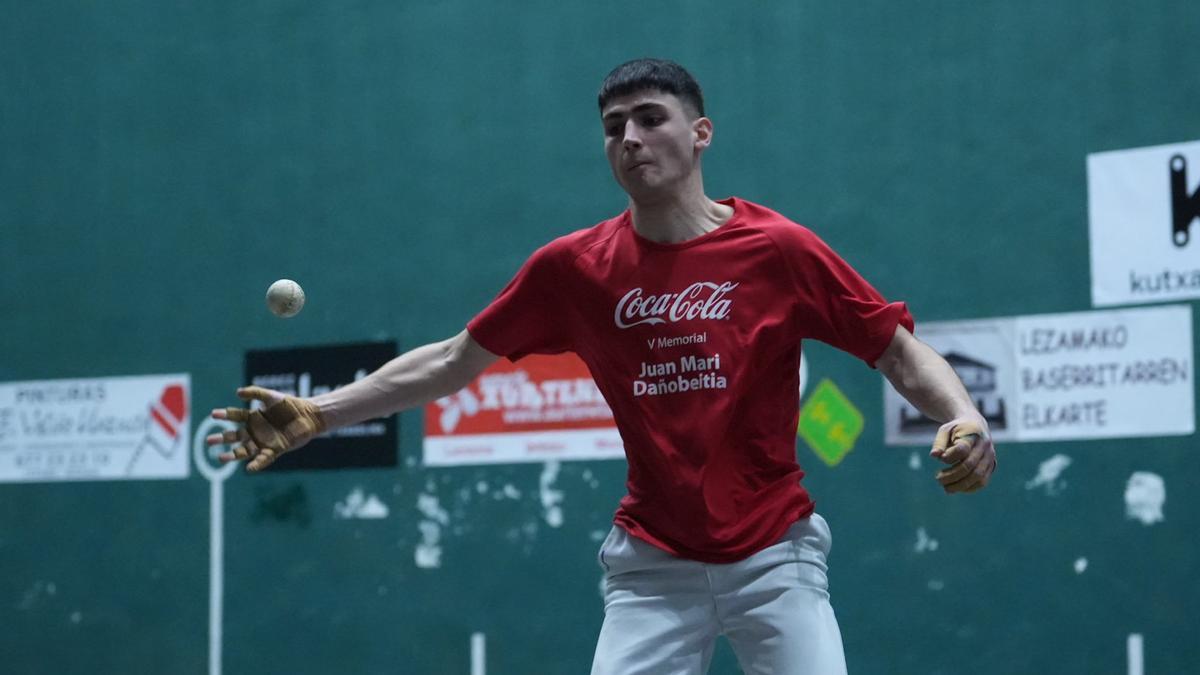 Eneko Labaka y Julen Sotil superan a Oier Hormaetxe y Oier Elorz en la final de Primera del Comarcal de Lezama.