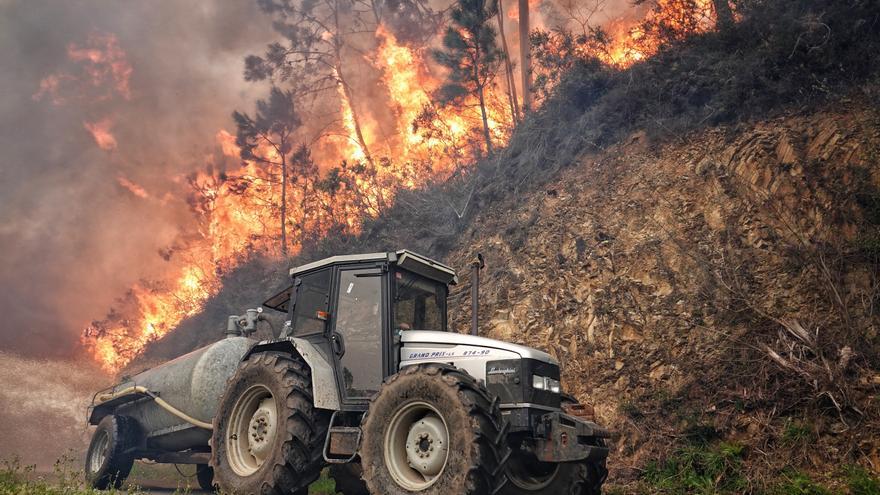 Cientos de evacuados por los incendios en Asturias