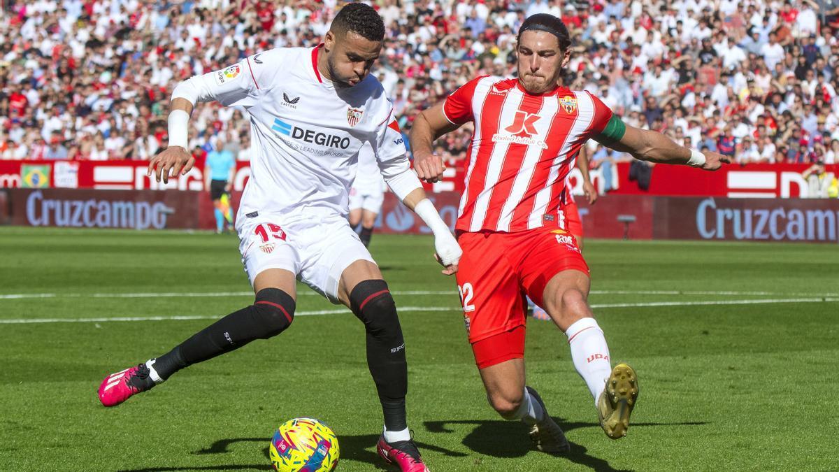 Un momento del encuentro entre el Sevilla y el Almería