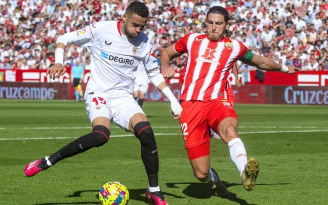 Un momento del encuentro entre el Sevilla y el Almería