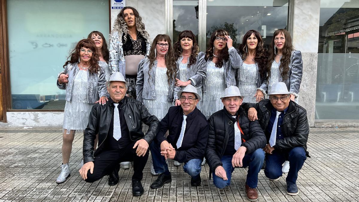 Una kuadrilla disfrazada y posando tras un trabajado baile en Lazkao