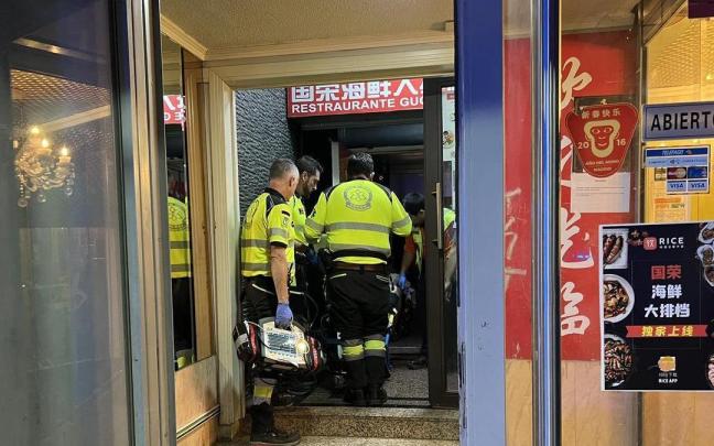 Un equipo de Samur Protección Civil estabiliza al hombre de 46 años que ha resultado herido grave.