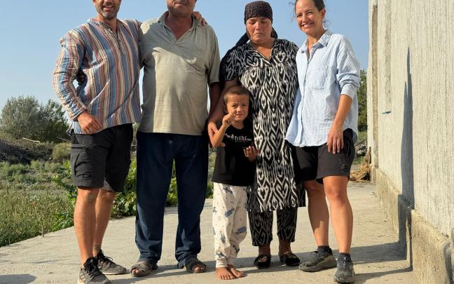 21 de agosto. Pueblo Dul Dul, Uzbekistán. Con una familia del lugar.