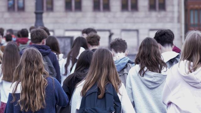 Un grupo de estudiantes de Bachillerato dirigiéndose al instituto.