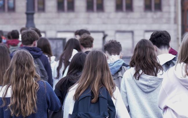 Un grupo de estudiantes de Bachillerato dirigiéndose al instituto.