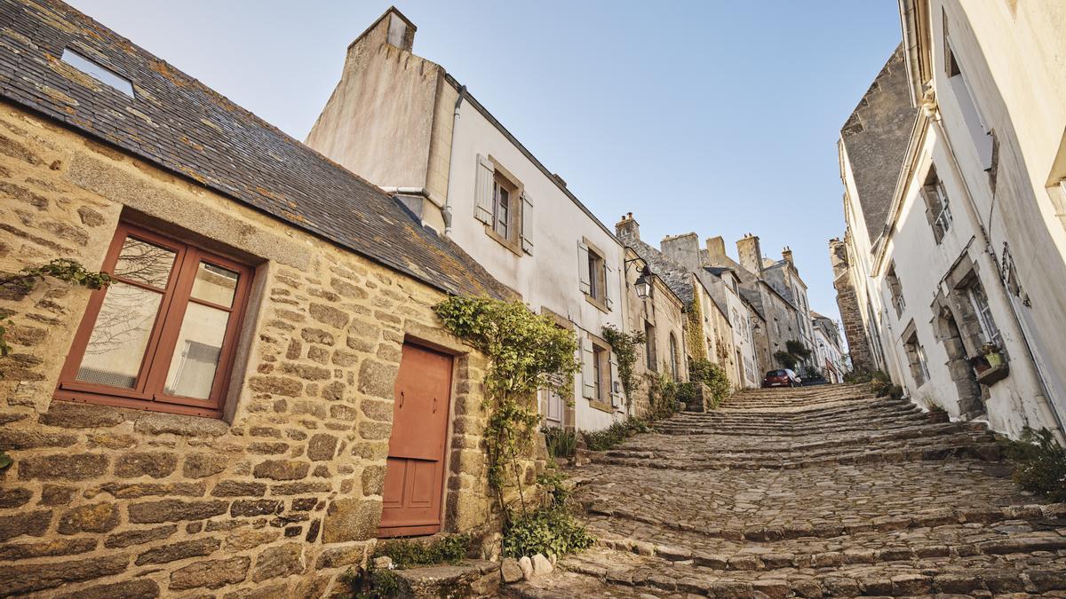Una de las empinadas calles empedradas y con escaleras de Pont-Croix