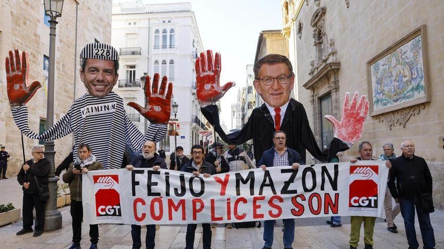 Entidades sociales se concentran en les Corts por la gestión de Mazón en la dana