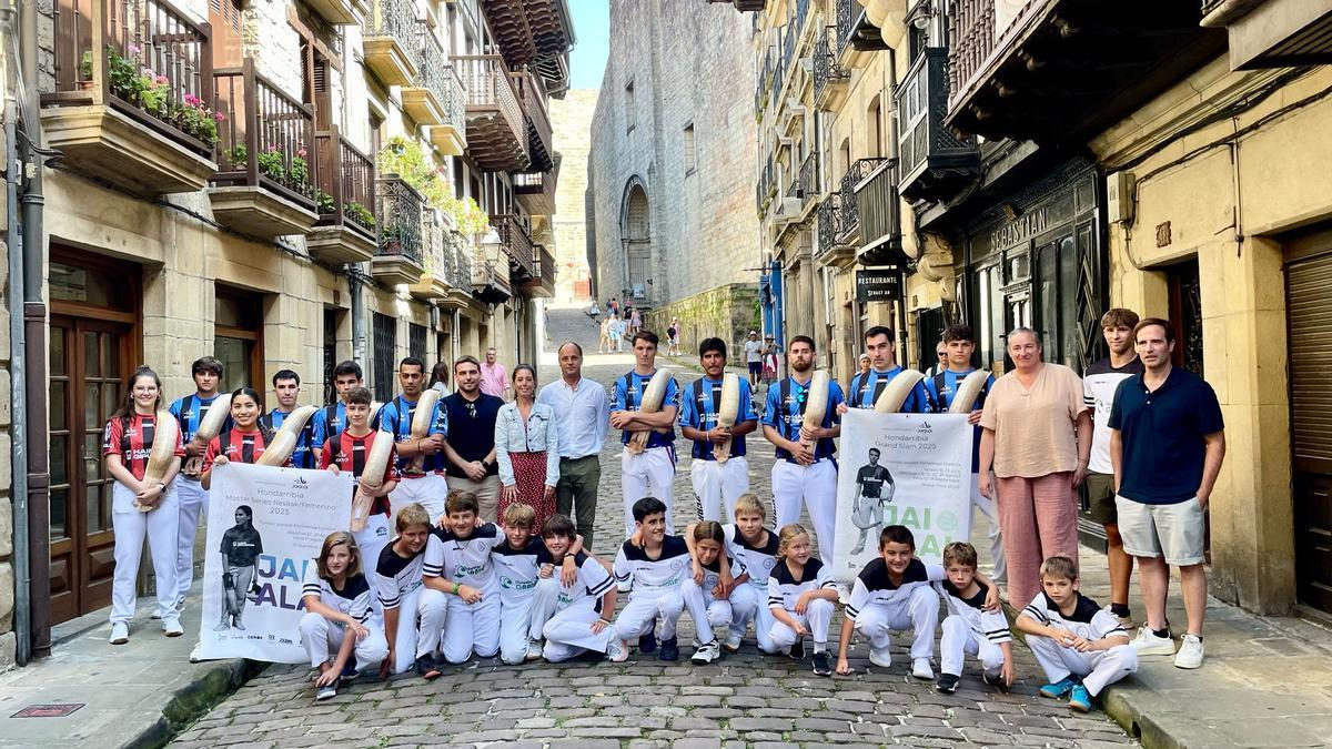 Hondarribia Grand Slamaren aurkezpena Udaletxean egin zen, hainbat pilotarien partaidetzarekin.