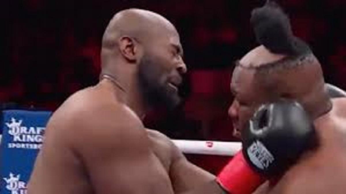 El peluquín de Miller, desvelando su calva.