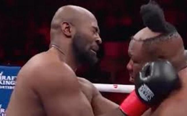 El peluquín de Miller, desvelando su calva.