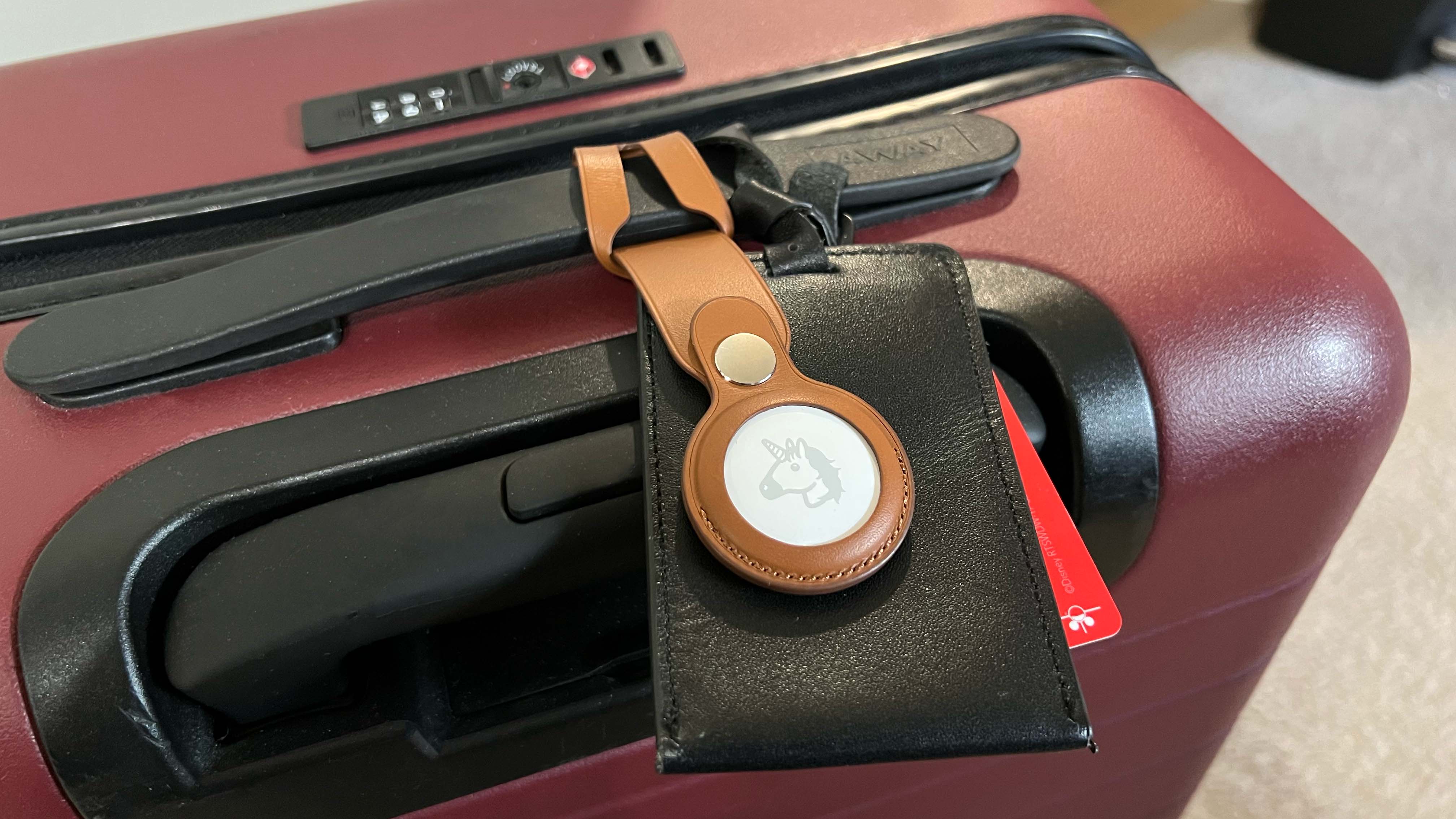 Un AirTag en una maleta Un AirTag en una maleta