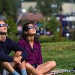 Dos personas observan un eclipse.