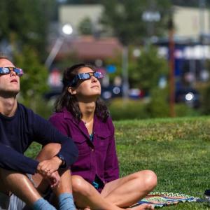 Dos personas observan un eclipse.