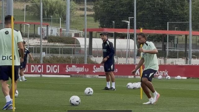 Edin Terzic corrige a sus futbolistas / Imanol Vilella