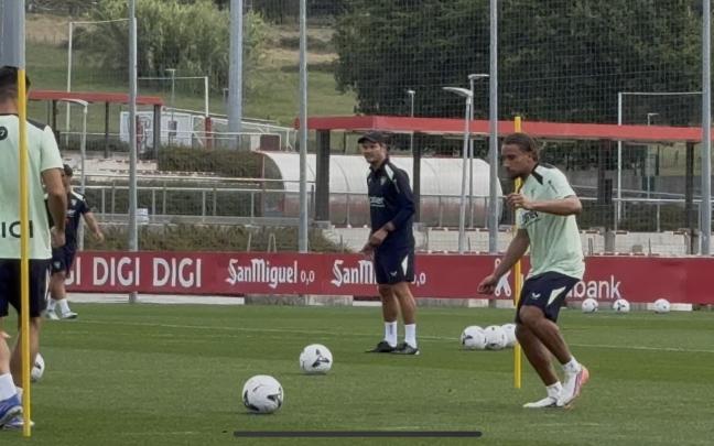 Edin Terzic corrige a sus futbolistas / Imanol Vilella