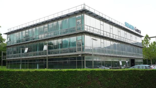Fachada del edificio Siemens Gamesa / EP Fachada del edificio Siemens Gamesa