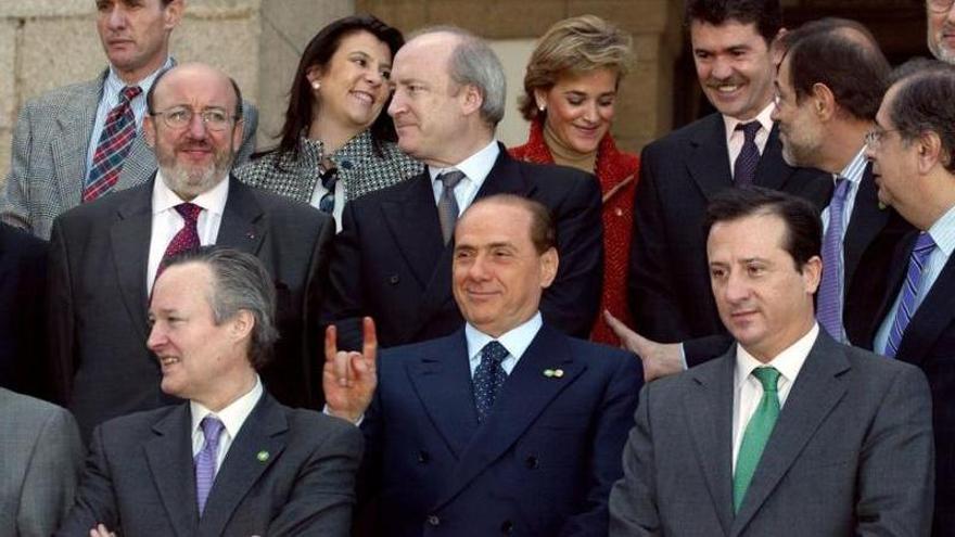 El entonces primer ministro Berlusconi y el exministro de Exteriores, Josep Piqué.