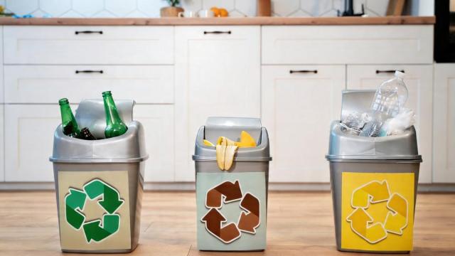 Separar la basura es básico en el proceso de reciclaje.