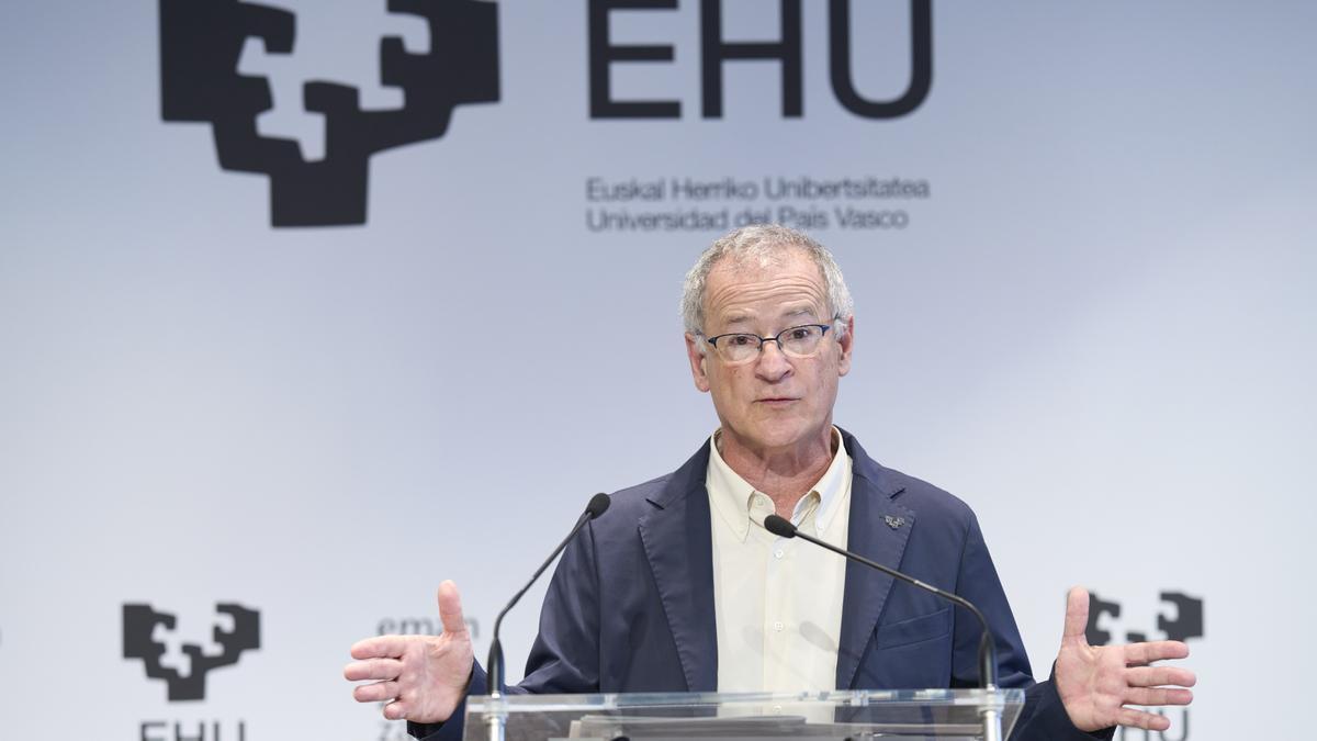 El rector de Euskal Herriko Unibertsitatea (EHU), Joxerramon Bengoetxea.