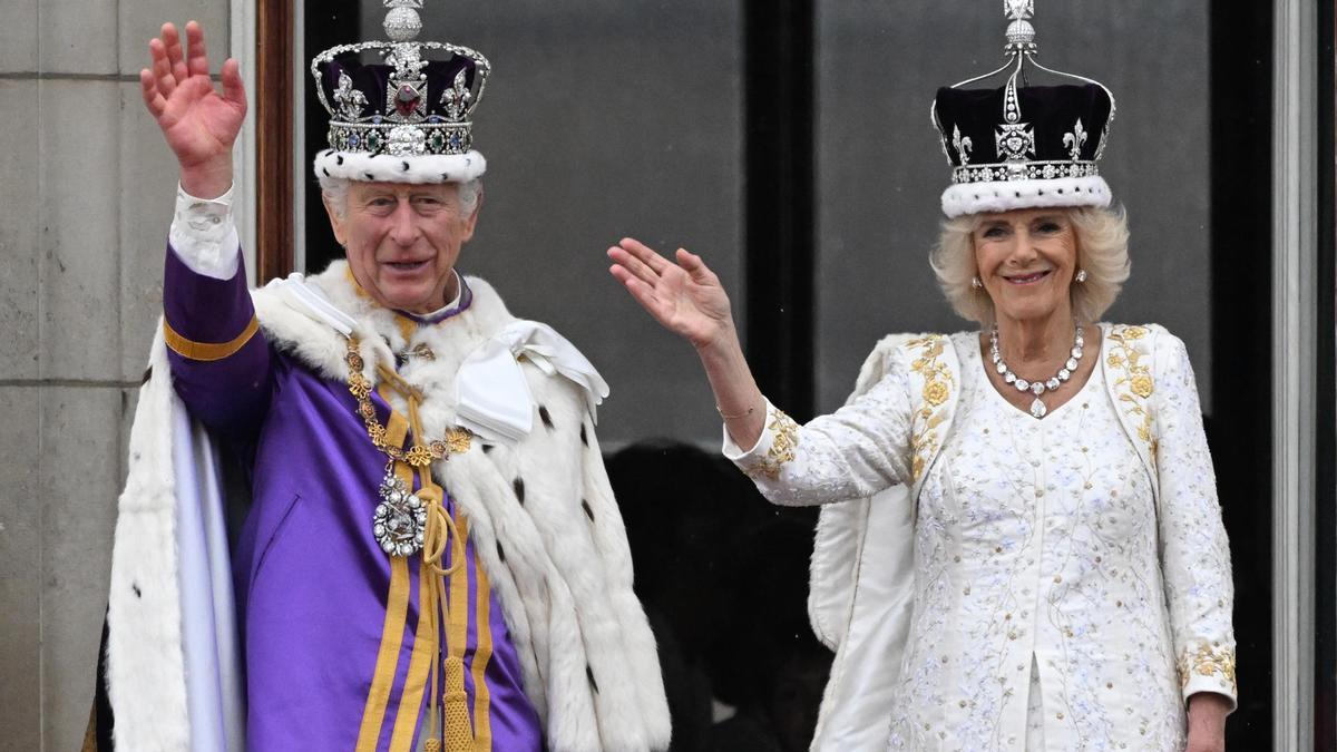El rey Carlos II de Inglaterra y la reina Camila (d) saludan desde el balcón de Buckinhgam Palace durante su coronación en Londres, Reino Unido, el 6 de mayo de 2023.