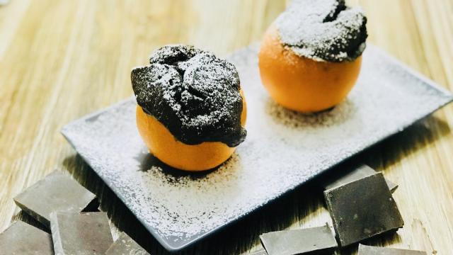 Naranjas rellenas de bizcocho de chocolate.