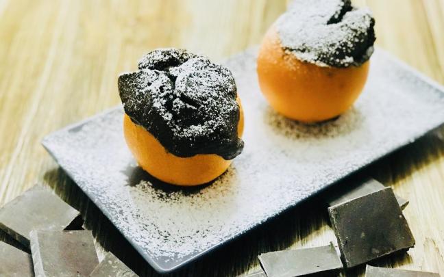 Naranjas rellenas de bizcocho de chocolate.