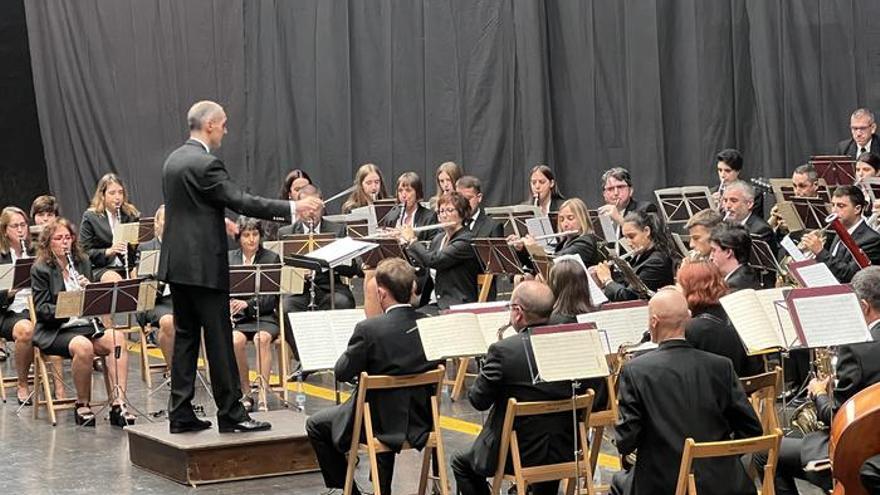 La banda de música, bajo la batuta de Enrike Txurruka, en un concierto.