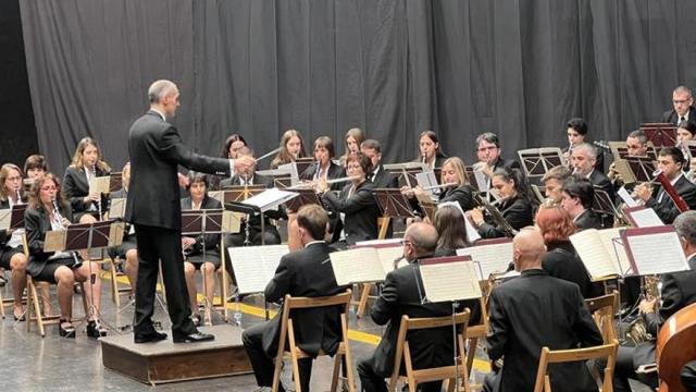 La banda de música, bajo la batuta de Enrike Txurruka, en un concierto.