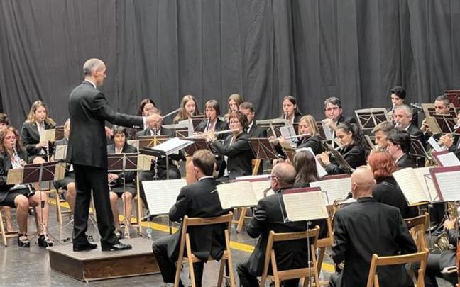 La banda de música, bajo la batuta de Enrike Txurruka, en un concierto.