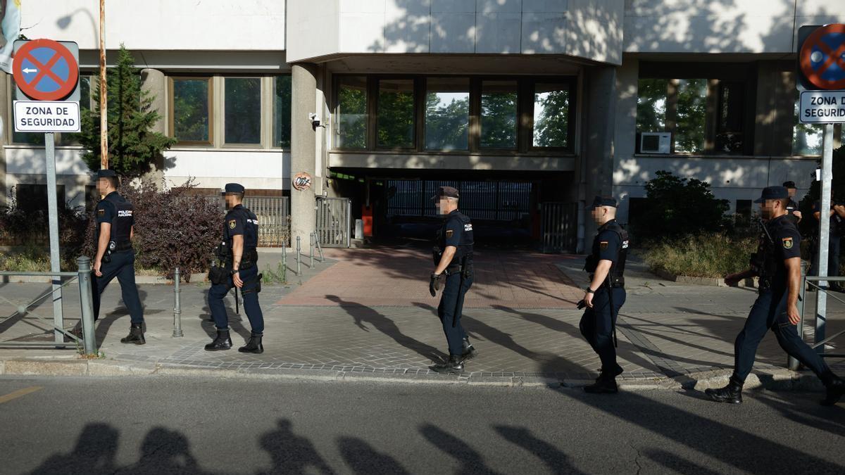 Agentes del dispositivo de seguridad organizado en los Juzgados de Plaza de Castilla, en Madrid.