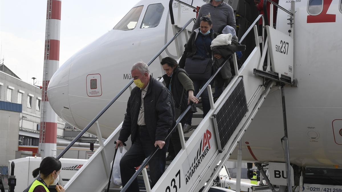 Un grupo de refugiados desembarca de un avión en Alemania.