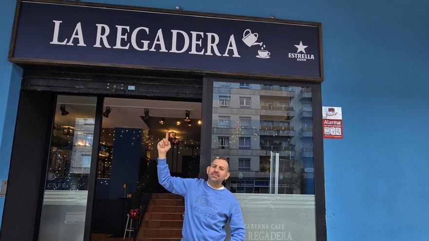 Julio torres posa ante la entrada del nuevo bar.