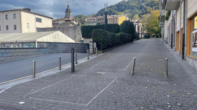 La calle Ikerleku, desde donde se realizará el acceso a los futuros garajes de las viviendas del Novedades.