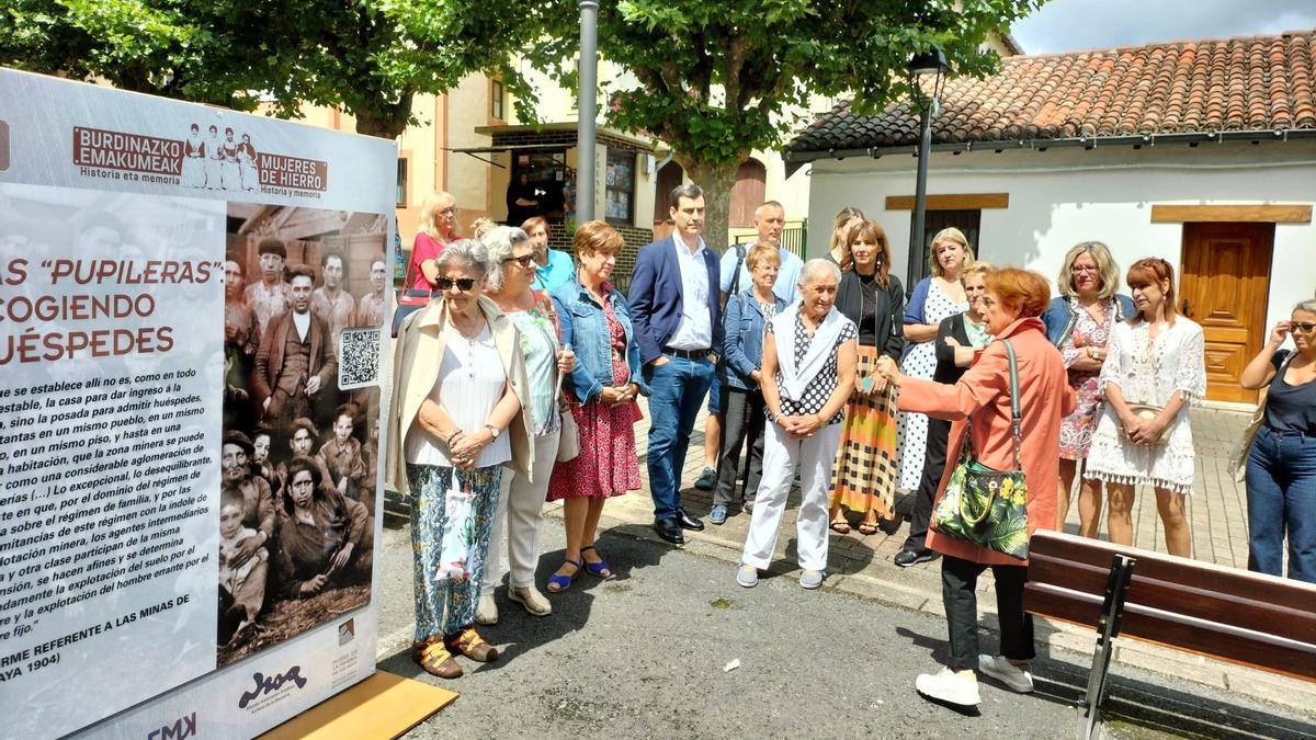 Pilar Pérez Fuentes explica el contenido de uno de los paneles de la exposición 'Mujeres de Hierro'