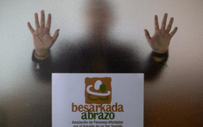 Javier (nombre ficticio), en la sede de asociación Besarkada, en Pamplona, dedicada a dar apoyo a las personas afectadas por el suicidio. Javier (nombre ficticio), en la sede de asociación Besarkada, en Pamplona, dedicada a dar apoyo a las personas afectadas por el suicidio.