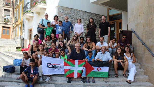 Recepción institucional en Zumaia a los niños saharauis del programa Oporrak Bakean.